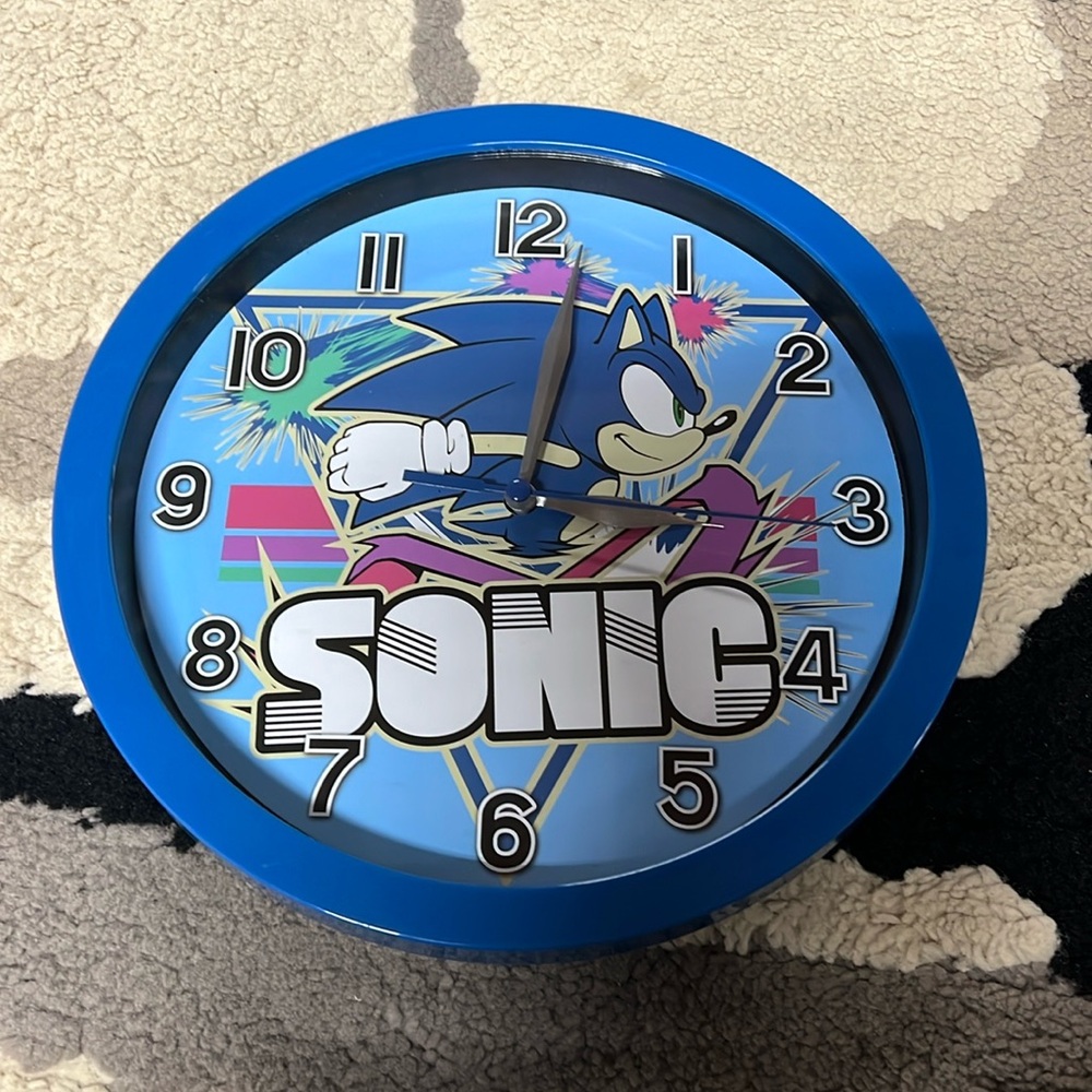 Sonic The Hedgehog clock like new!!
